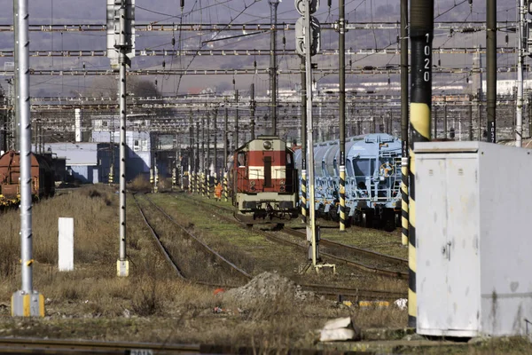 Tren istasyonu trenler ve parçaları ile — Stok fotoğraf