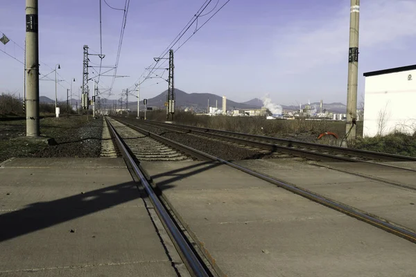 Passagem ferroviária com portões e estrada — Fotografia de Stock