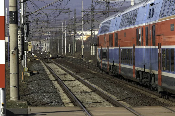 Estação Ferroviária com comboios e vias — Fotografia de Stock