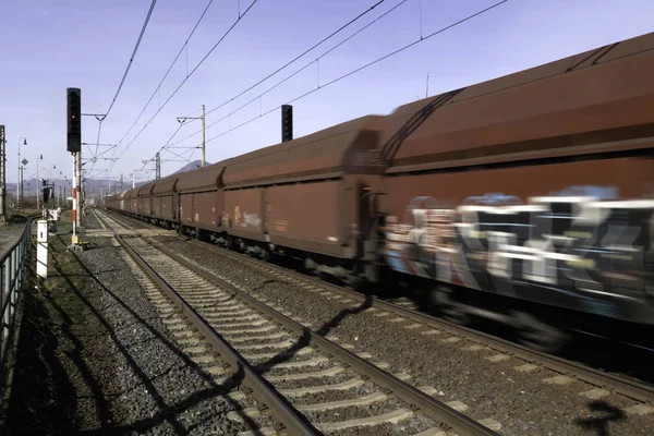 Passagem ferroviária com portões e estrada — Fotografia de Stock