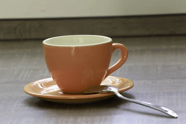 Керамічна чашка кави та блюдце — стокове фото