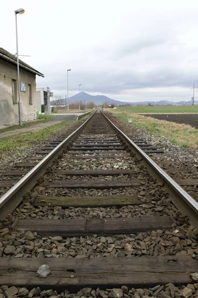 Trilhos ferroviários levando paisagem primavera — Fotografia de Stock