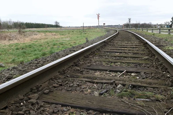 Spoorweg sporen lente landschap — Stockfoto