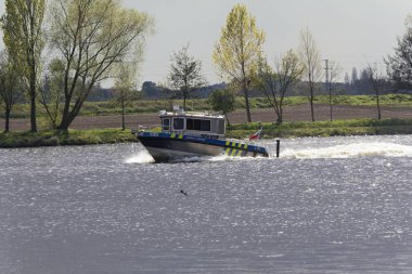 Nehri üzerinde bir hızlı polis teknesi