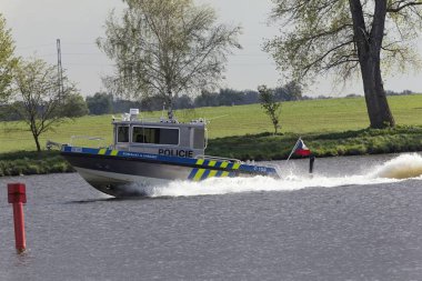 Nehri üzerinde bir hızlı polis teknesi