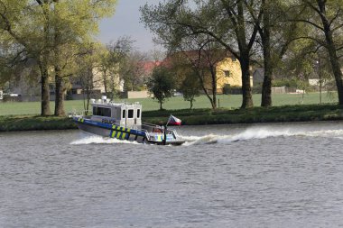 Nehri üzerinde bir hızlı polis teknesi