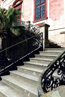 Chateau ve yaz bahçede