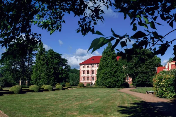 Chateau ve yaz bahçede — Stok fotoğraf