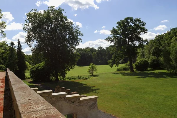 Chateau ve yaz bahçede — Stok fotoğraf