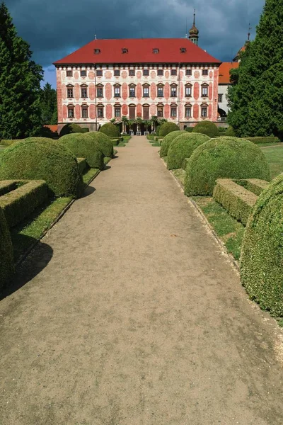 Chateau and garden in summer — Stock Photo, Image