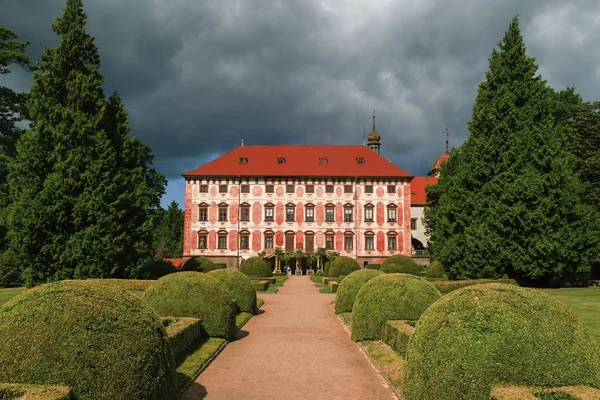 Zámek a zahrady v létě — Stock fotografie