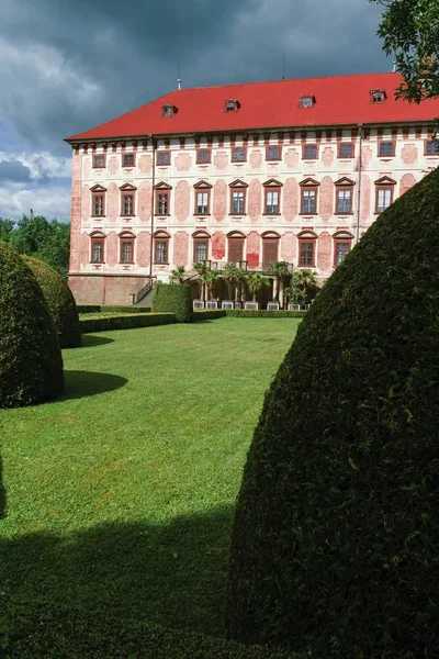 Chateau ve yaz bahçede — Stok fotoğraf