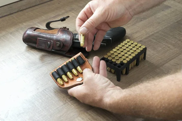 Homme rechargeant un revolver à munitions — Photo