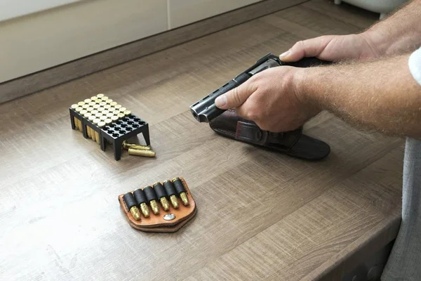 Man reloading an ammunition revolver — Stock Photo, Image