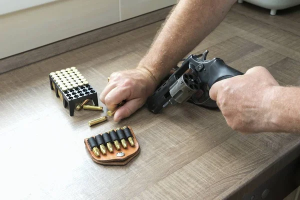 Человек перезаряжает револьвер. — стоковое фото