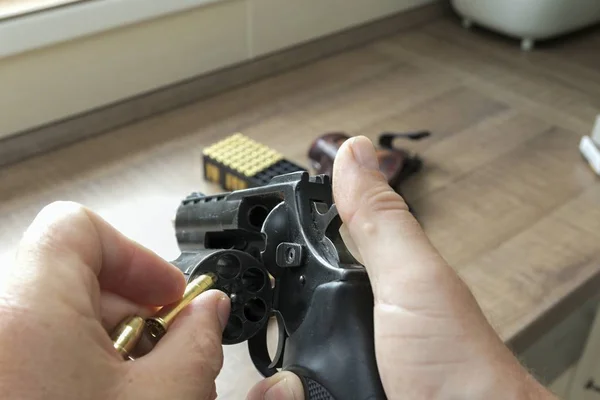 Человек перезаряжает револьвер. — стоковое фото
