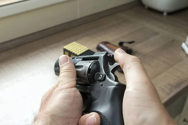 Man reloading an ammunition revolver — Stock Photo, Image