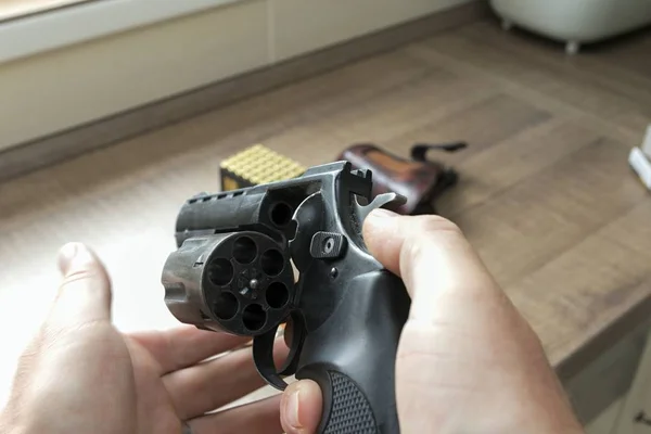 Az ember egy lőszer revolver újratöltése — Stock Fotó
