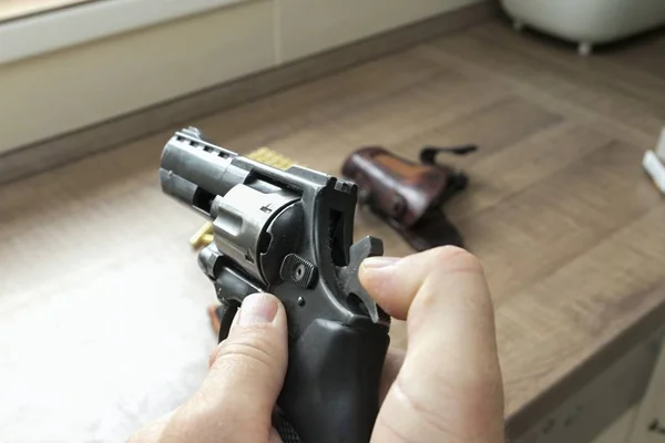 Muž překládce munice revolver — Stock fotografie