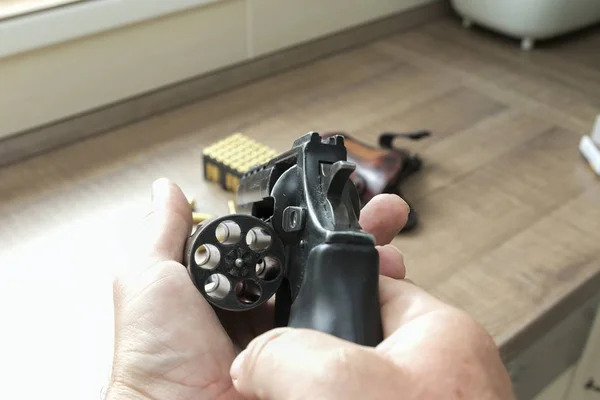 Homme rechargeant un revolver à munitions — Photo