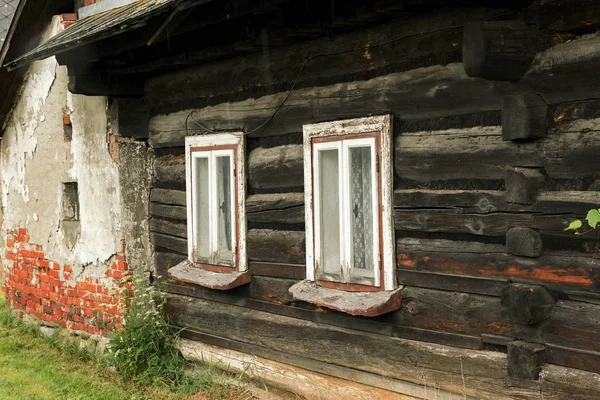 Old wooden house in the village — Stock Photo, Image