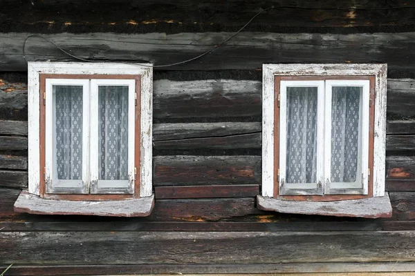 Oud houten huis in het dorp — Stockfoto
