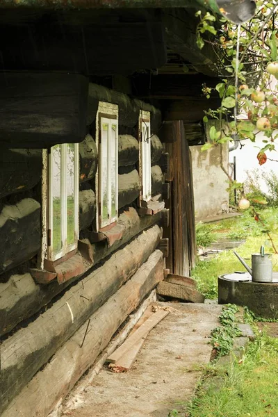 Oud houten huis in het dorp — Stockfoto