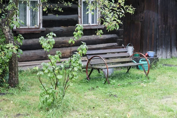 Ancienne maison en bois dans le village — Photo