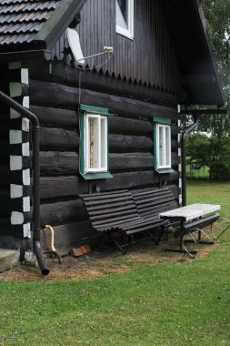 Köydeki eski ahşap ev.