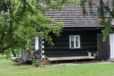 Köydeki eski ahşap ev.