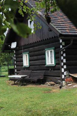 Köydeki eski ahşap ev.