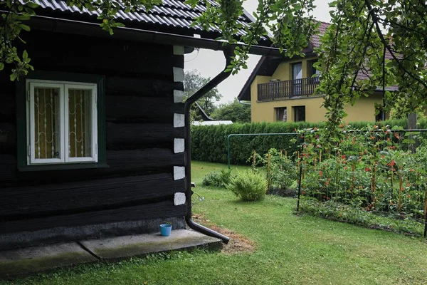 Old wooden house in the village — Stock Photo, Image