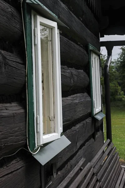 Oud houten huis in het dorp — Stockfoto