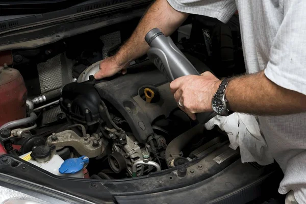 El mecánico fija el motor del vehículo — Foto de Stock