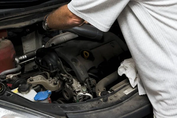 El mecánico fija el motor del vehículo — Foto de Stock