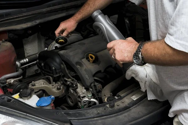 Le mécanicien fixe le moteur du véhicule — Photo