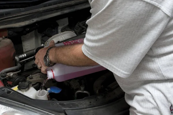 Mechanik naprawia silnika pojazdu — Zdjęcie stockowe