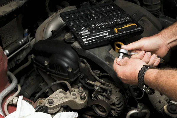 Mechanik naprawia silnika pojazdu — Zdjęcie stockowe