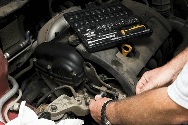 El mecánico fija el motor del vehículo — Foto de Stock