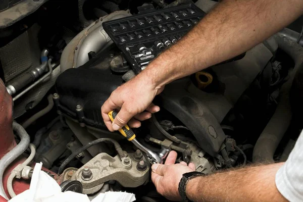 The mechanic fixes the vehicle's engine — Stock Photo, Image
