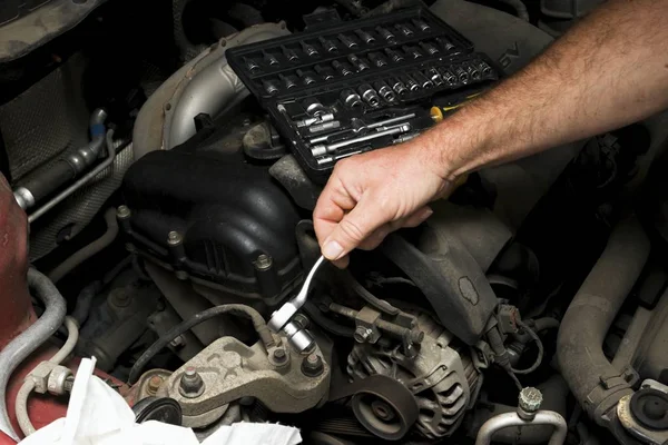 El mecánico fija el motor del vehículo — Foto de Stock