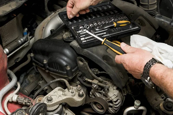 El mecánico fija el motor del vehículo — Foto de Stock