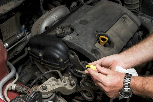 El mecánico fija el motor del vehículo — Foto de Stock