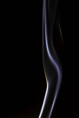 siyah bir arka plan üzerinde renkli duman