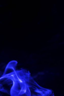 siyah bir arka plan üzerinde renkli duman