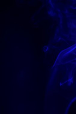 siyah bir arka plan üzerinde renkli duman