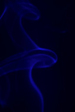 siyah bir arka plan üzerinde renkli duman