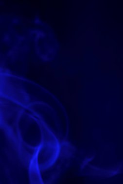 siyah bir arka plan üzerinde renkli duman