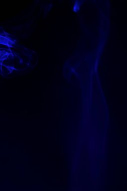 siyah bir arka plan üzerinde renkli duman