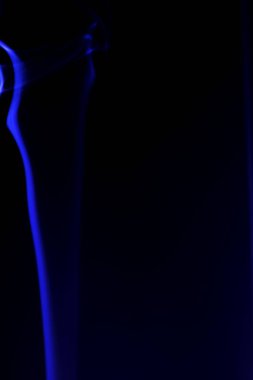 siyah bir arka plan üzerinde renkli duman